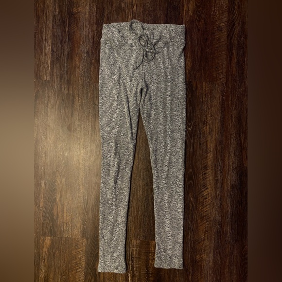 Fashionnova Wanderlust grey leggings - Picture 2 of 4